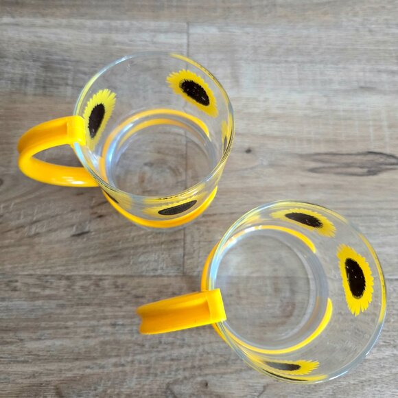 2 vintage sunflower glass coffee or tea cups/mugs/glasses with yellow handles. - Picture 4 of 7
